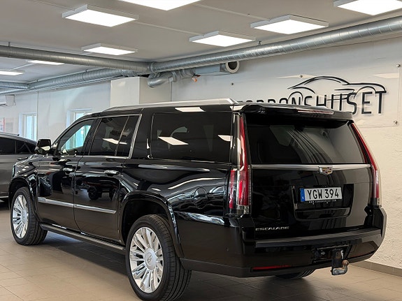 Cadillac Escalade 3 of 5