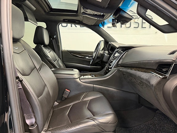Cadillac Escalade 14 of 30