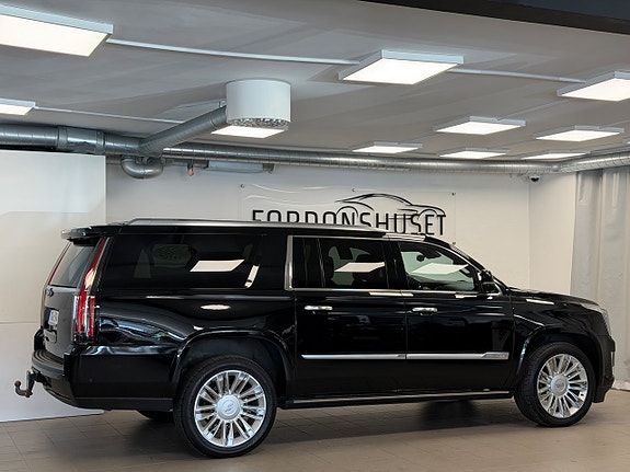Cadillac Escalade 4 of 5