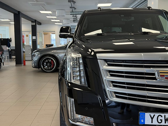 Cadillac Escalade 8 of 30