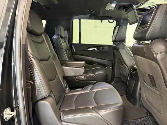 Cadillac Escalade 17 of 30