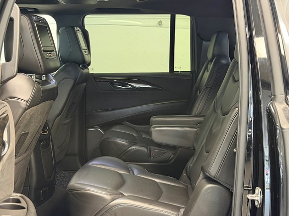 Cadillac Escalade 19 of 30