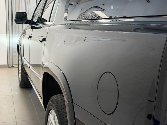 Cadillac Escalade 11 of 30