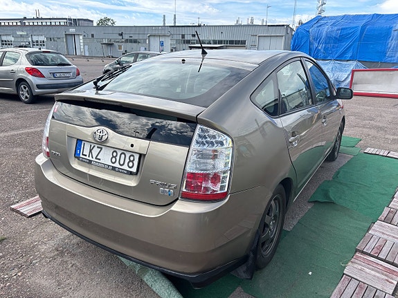 Toyota Prius 3 of 5