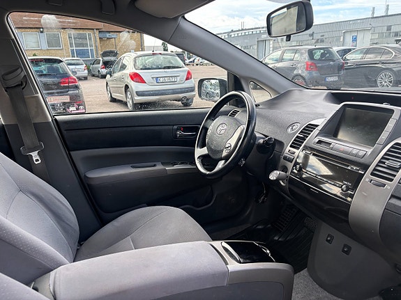 Toyota Prius 5 of 5