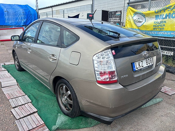 Toyota Prius 4 of 5