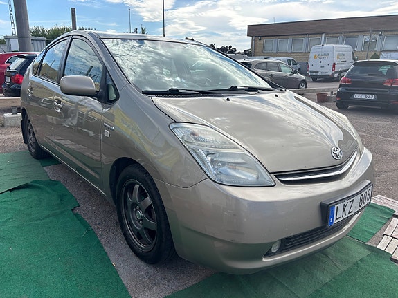 Toyota Prius 2 of 5