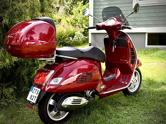 Piaggio Vespa GTS 300 2 of 5