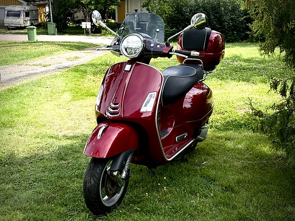 Piaggio Vespa GTS 300 3 of 5
