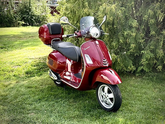 Piaggio Vespa GTS 300 4 of 5