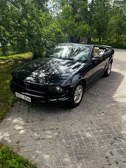 Ford Mustang 2 of 5