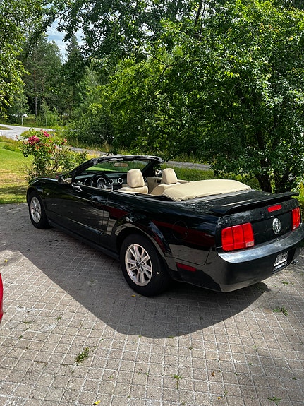 Ford Mustang 3 of 5