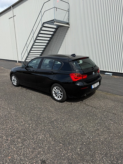 BMW 118i 2 of 5