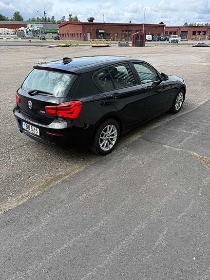 BMW 118i 3 of 5