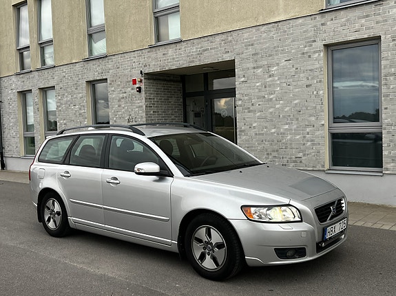 Volvo V50 3 of 5