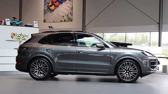 Porsche Cayenne 3 of 5