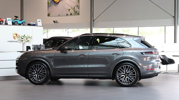 Porsche Cayenne 4 of 5