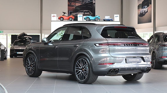 Porsche Cayenne 2 of 5