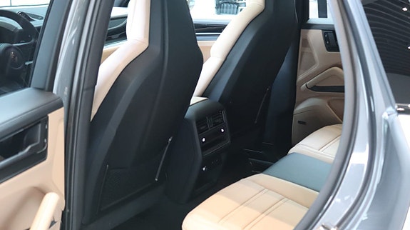 Porsche Cayenne 10 of 10