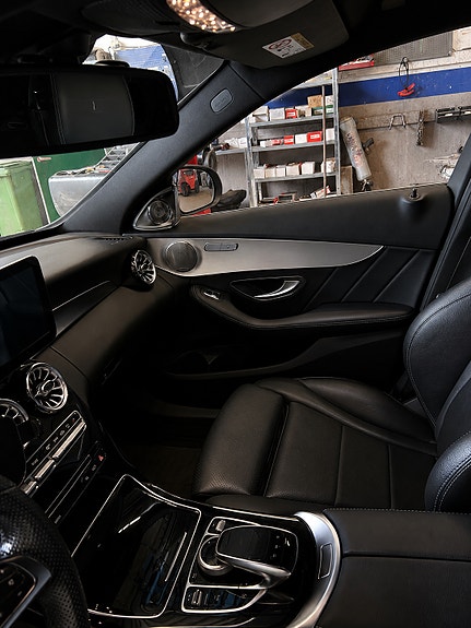 Mercedes-Benz C220 d 3 of 5