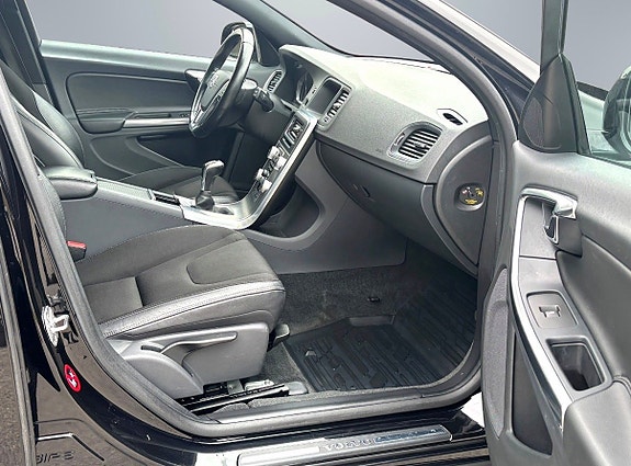 Volvo V60 Cross Country 9 of 12