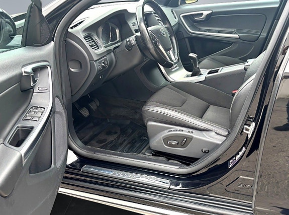 Volvo V60 Cross Country 8 of 12