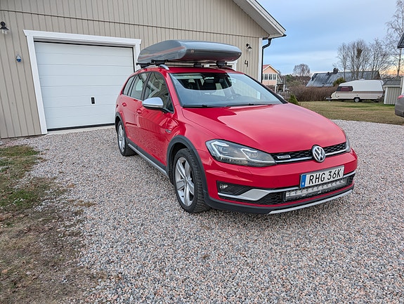 Volkswagen Golf Alltrack 2 of 6