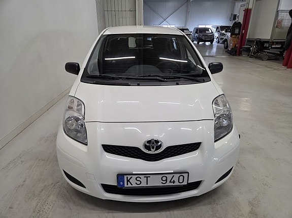 Toyota Yaris 2 of 5