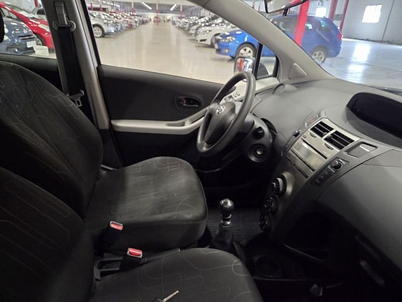 Toyota Yaris 4 of 5