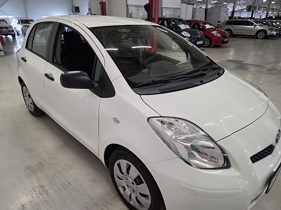 Toyota Yaris 3 of 5