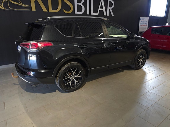 Toyota RAV4 4 of 5