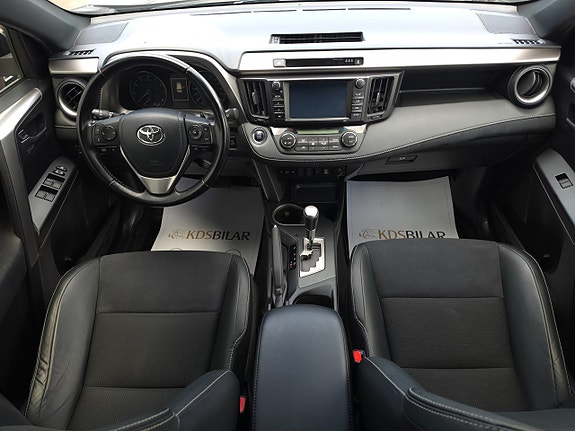 Toyota RAV4 8 of 12