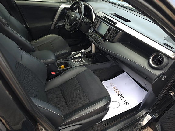Toyota RAV4 7 of 12
