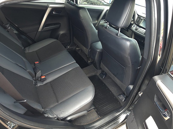 Toyota RAV4 10 of 12