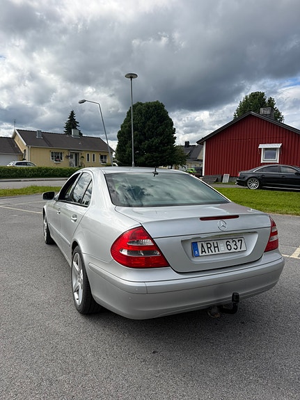 Mercedes-Benz E320 4 of 5