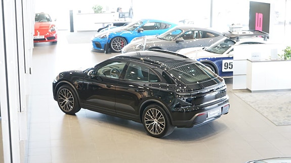 Porsche Macan 4 3 of 5
