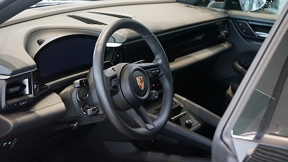 Porsche Macan 4 4 of 5
