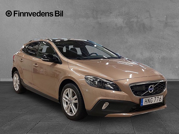 Volvo V40 Cross Country 2 of 5