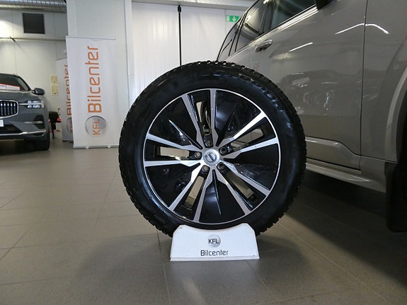 Volvo XC90 2 of 5