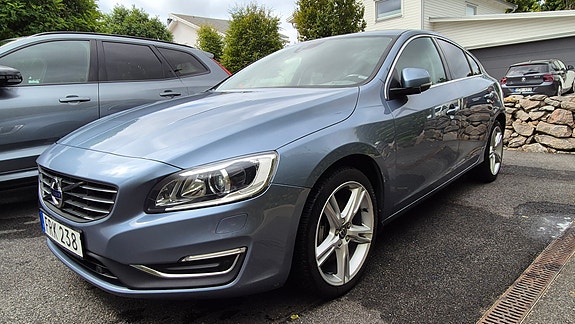 Volvo S60 2 of 5