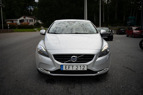 Volvo V40 2 of 19