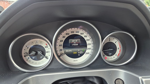 Mercedes-Benz E220 6 of 7