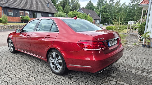 Mercedes-Benz E220 4 of 5