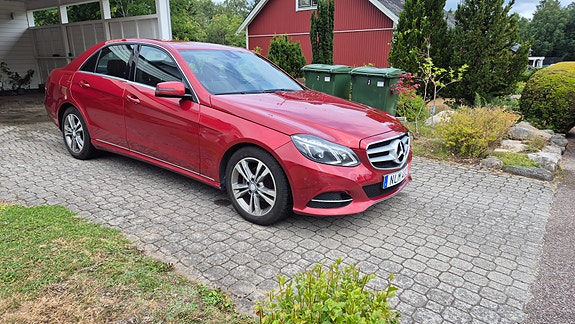 Mercedes-Benz E220 2 of 5