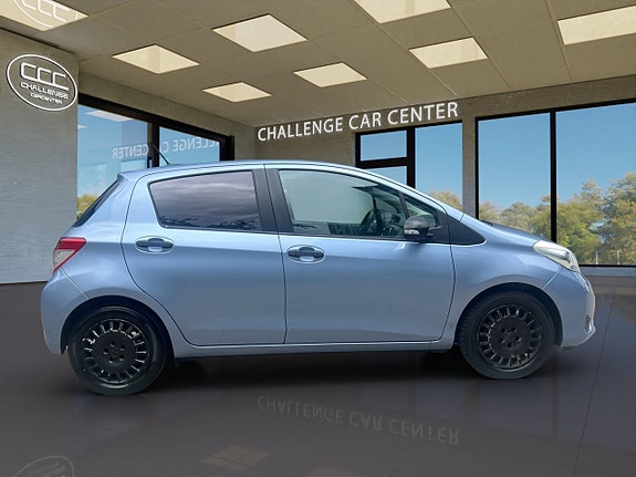 Toyota Yaris 5 of 16
