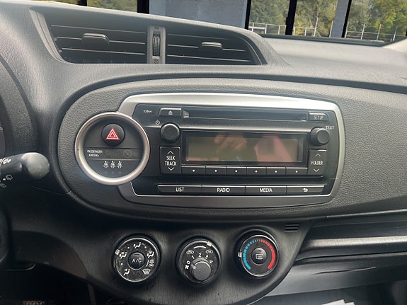 Toyota Yaris 13 of 16
