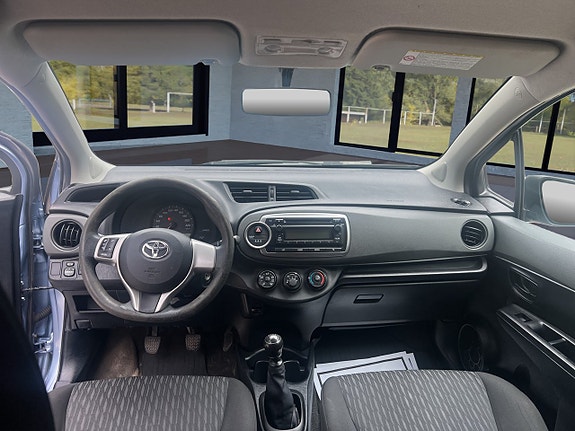 Toyota Yaris 12 of 16