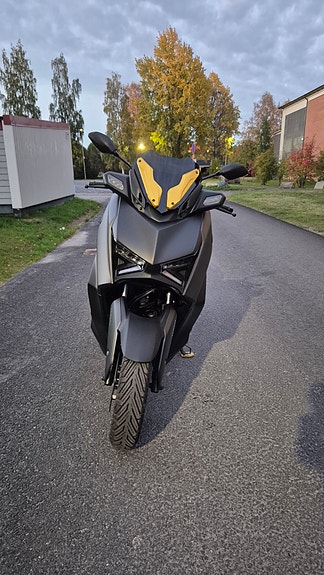 Yamaha X-MAX 300 4 of 5
