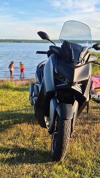 Yamaha X-MAX 300 2 of 5