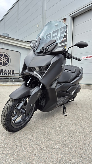 Yamaha X-MAX 300 3 of 5